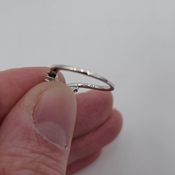 Stunning Silver Women's Ring with Crystal Accents - Picture 5 of 8